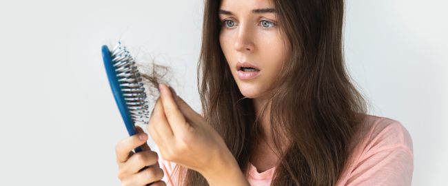 Combattere la caduta stagionale dei capelli: consigli e prodotti efficaci